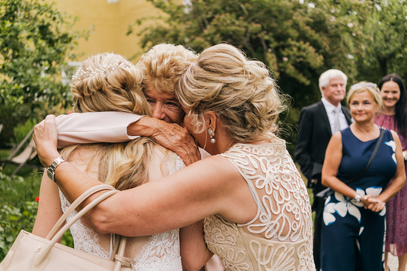 umarmung braut oma mutter auf hochzeit gutsgasthof stangl münchen