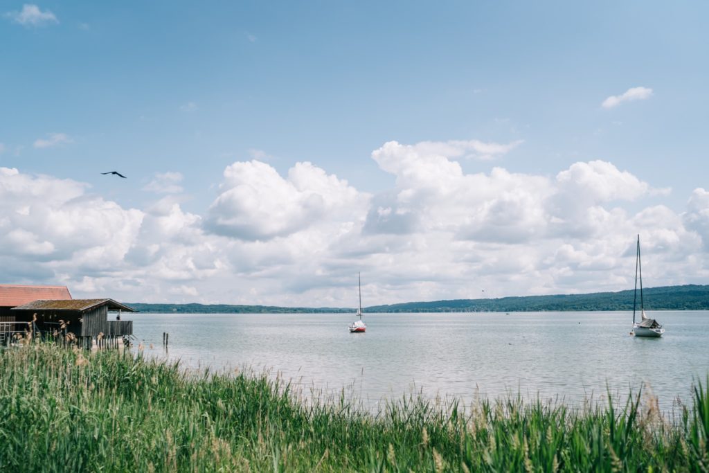 hochzeitsfotograf am ammersee - blick über den ammersee mit segelbooten