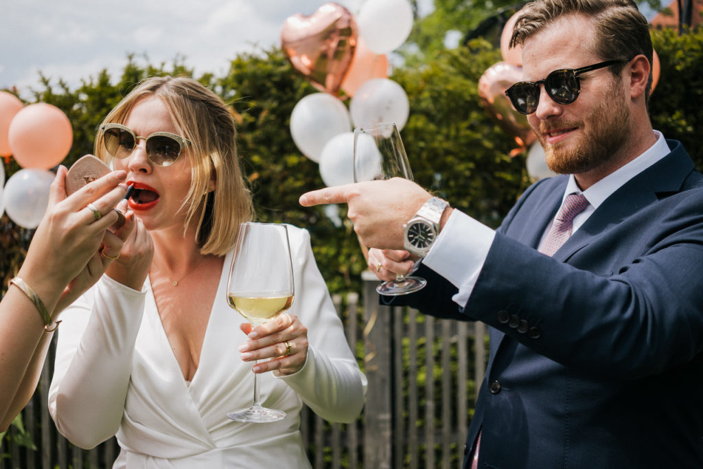 hochzeitsfotograf bayern - braut schminkt sich