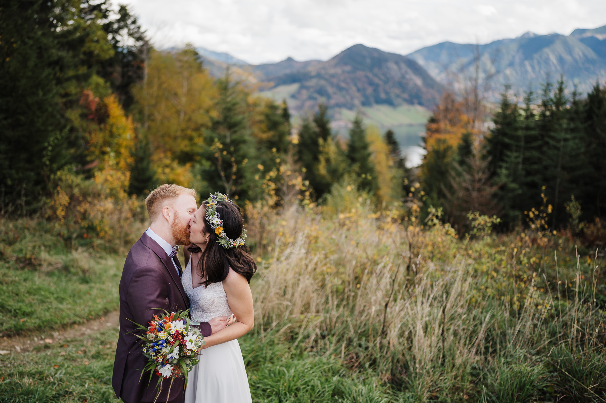hochzeitsfotograf schliersee fotografiert brautpaar vor bergkulisse 