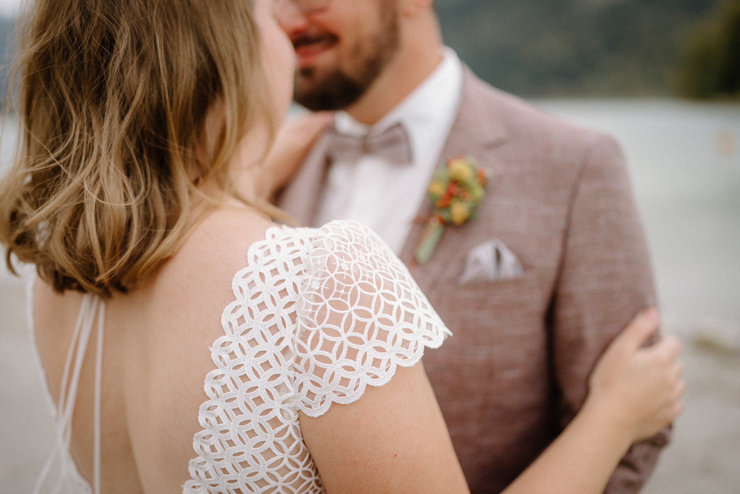 Hochzeitspaar läuft am Strand zur Hochzeit in Schliersee Rathaus