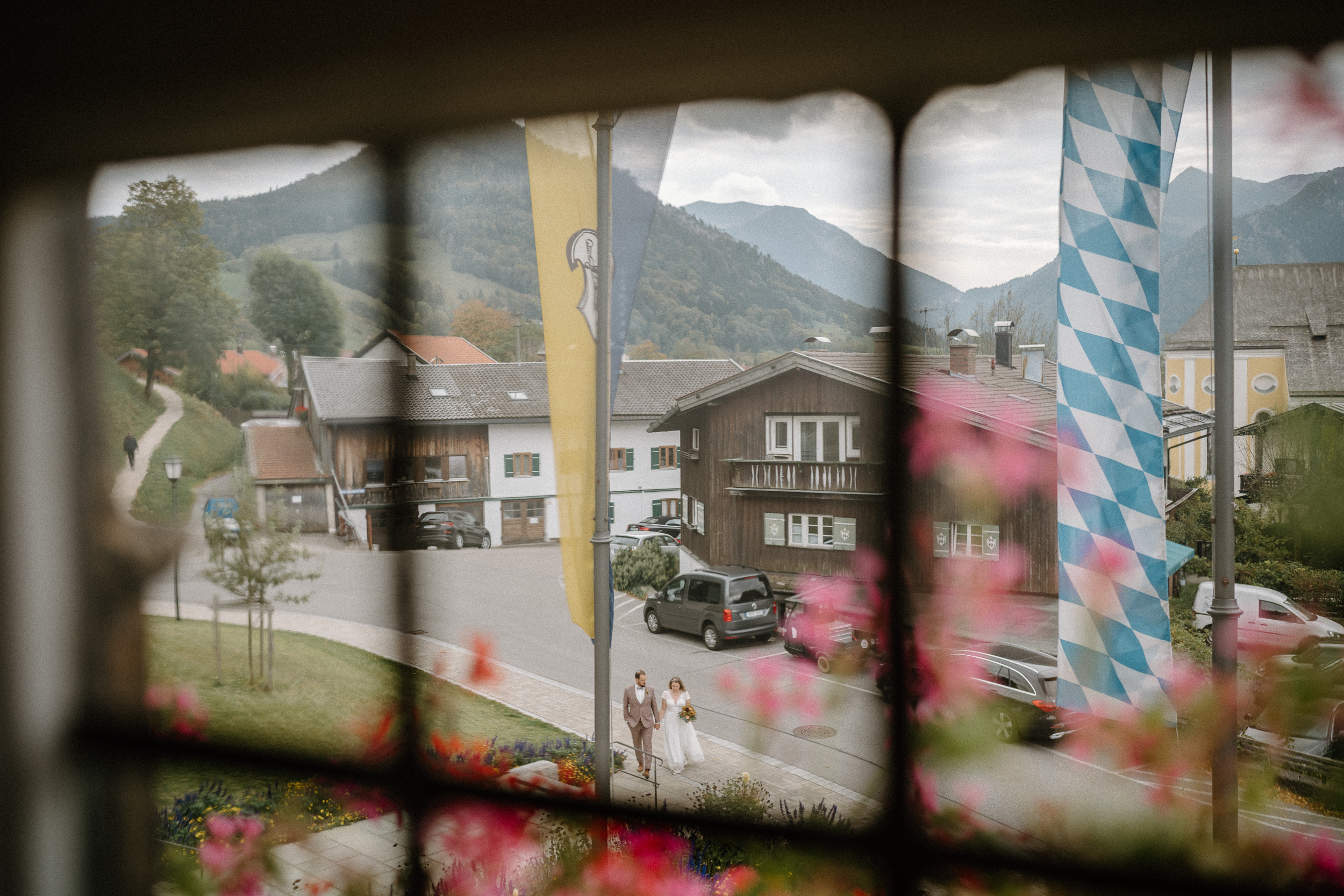 Hochzeitspaar läuft zur Hochzeit in Schliersee Rathaus